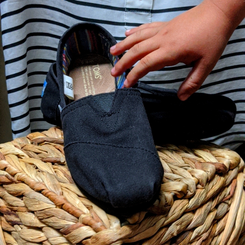sz 6.5 women's toms one for one black canvas w/ rare black bottom